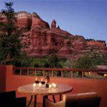 restaurant-sedona-az Fine dining table with candles and a view of Sedona red rocks at sunset - SpiritQuest Sedona Retreats
